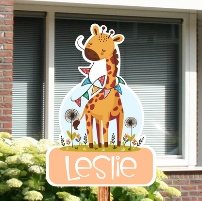 Geboortebord voor in de tuin met de afbeelding van een giraf. Gepersonaliseerd met naam.