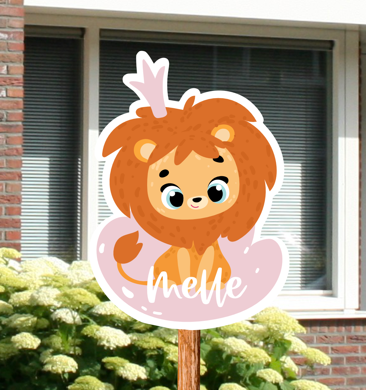 Geboortebord voor in de tuin met een  leeuwtje in roze kleuren.
