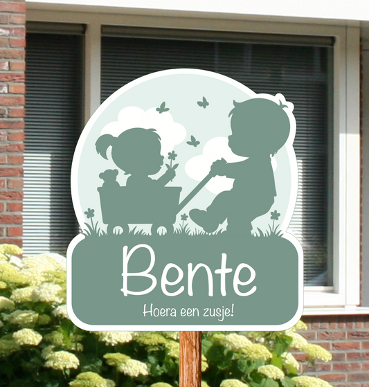 Geboortebord tuin met naam en silhouet broer, zusje
