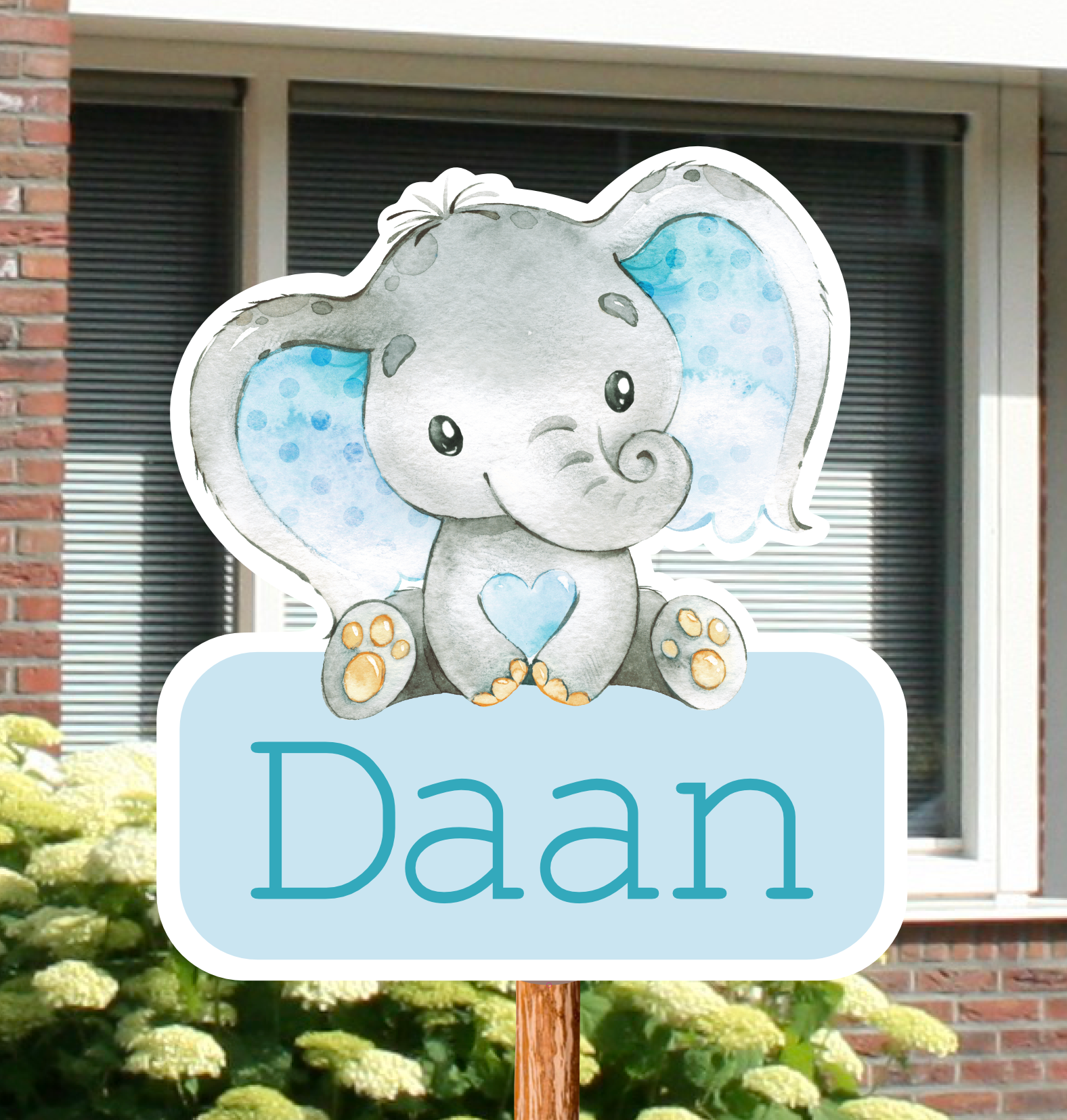 Geboortebord voor in de tuin met naam. Op het bord staat een schattig olifantje.