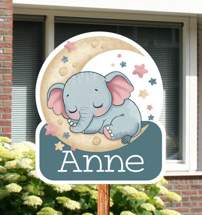 Geboortebord voor in de tuin van een olifantje slapend op de maan. Gepersonaliseerd met naam.