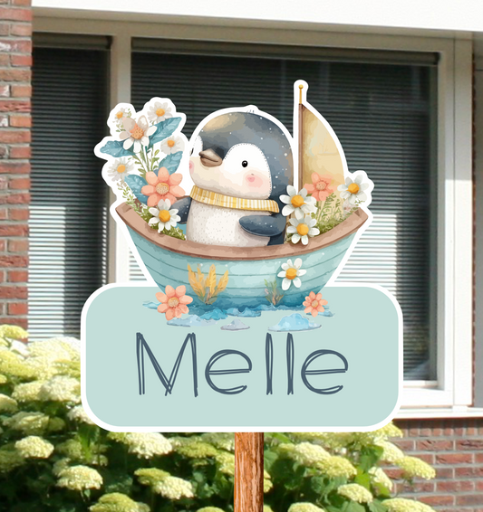 Geboortebord voor in de tuin met de afbeelding van een pinguïn  in een bootje. Gepersonaliseerd met naam.
