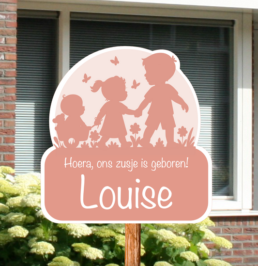 Geboortebord tuin, broer met zijn 2 zusjes.