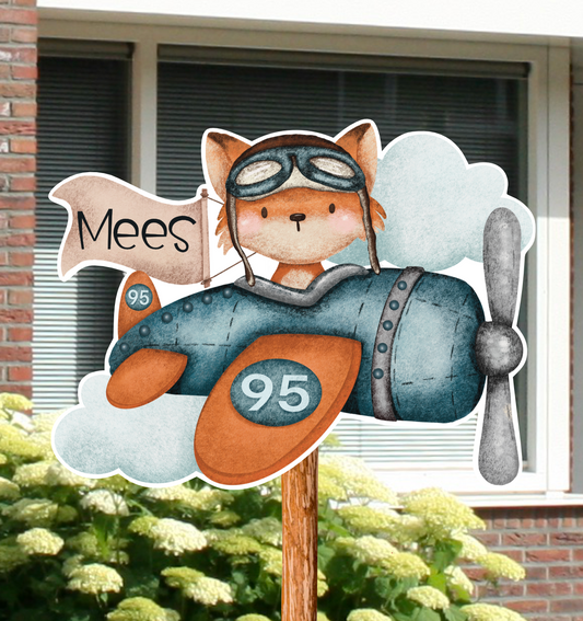 Geboortebord voor in de tuin met een schattig vosje in een vliegtuig. Gepersonaliseerd met naam.