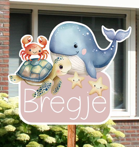 Geboortebord voor in de tuin, met een walvis, schildpad en krab. Gepersonaliseerd met naam.