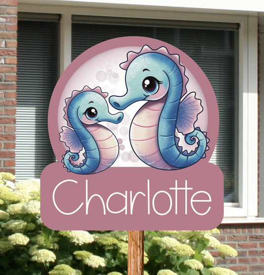 Geboortebord voor in de tuin met 2 zeepaardjes, gepersonaliseerd met naam.