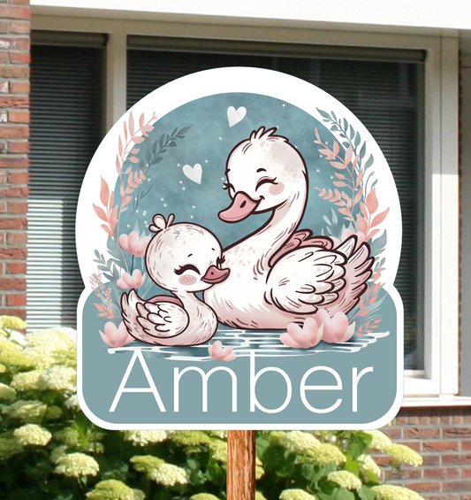 Geboortebord voor in de tuin met 2 zwanen, gepersonaliseerd met naam.