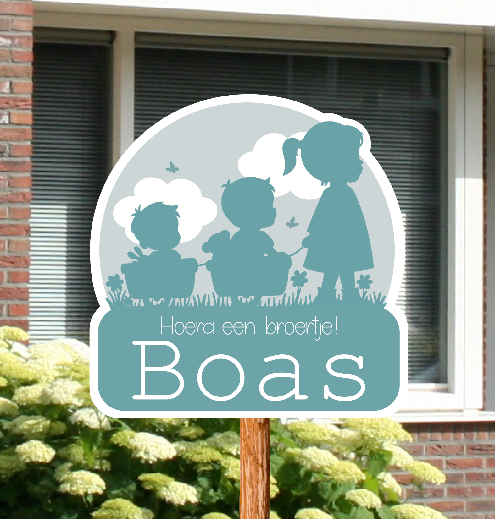Geboortebord van een zus met haar twee broertjes in silhouet. 