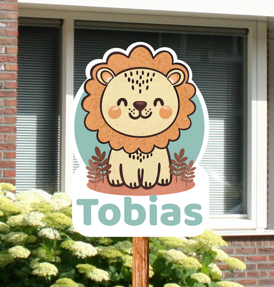 Geboortebord voor in de tuin met naam en de afbeelding van een schattig leeuwtje.