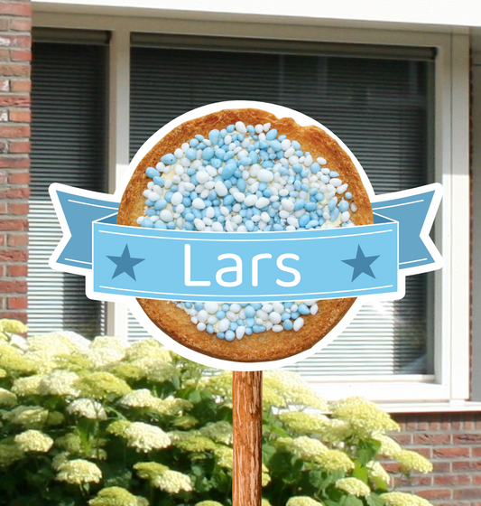 Geboortebord voor in de tuin met blauwe beschuit met muisjes.