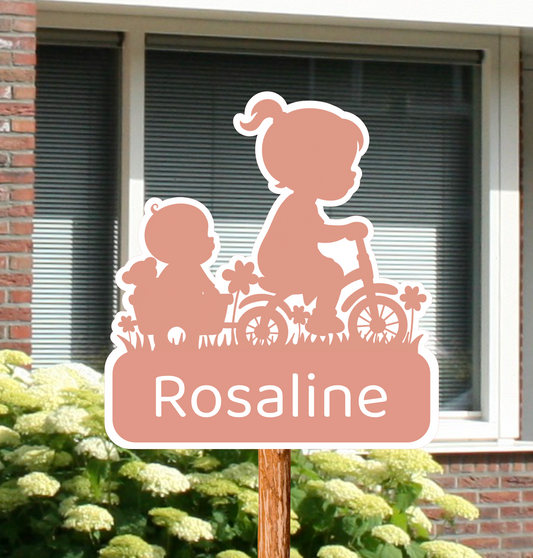 Geboortebord voor in de tuin , met naam en de silhouet van twee meisjes.