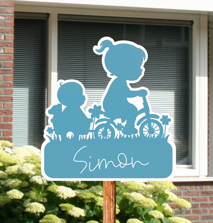 Geboortebord voor in de tuin , met naam en de silhouet van een broertje en zusje