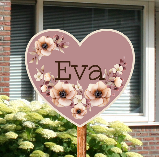 Geboortebord voor in de tuin van een hartje met bloemen, gepersonaliseerd met naam.
