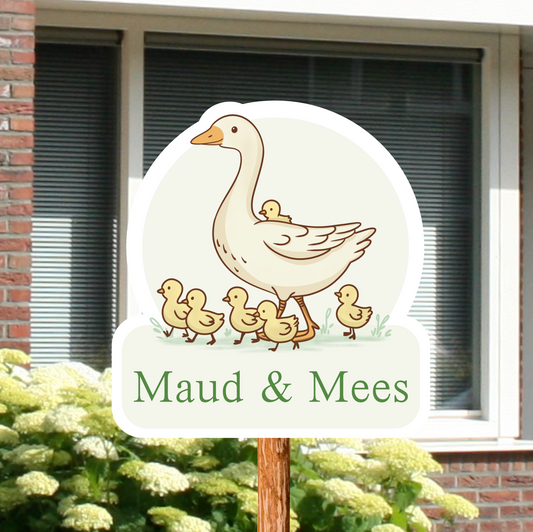 Geboortebord voor in de tuin met naam en afbeelding van een van een ganzenfamilie