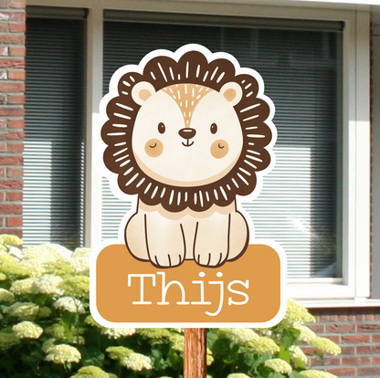 Geboortebord voor in de tuin met naam en afbeelding van een van een leeuwtje in vintage kleuren.