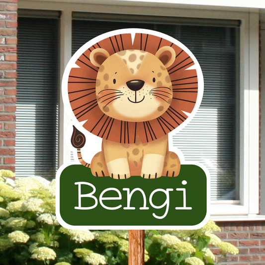 Geboortebord voor in de tuin met naam en de afbeelding van een leeuw. 