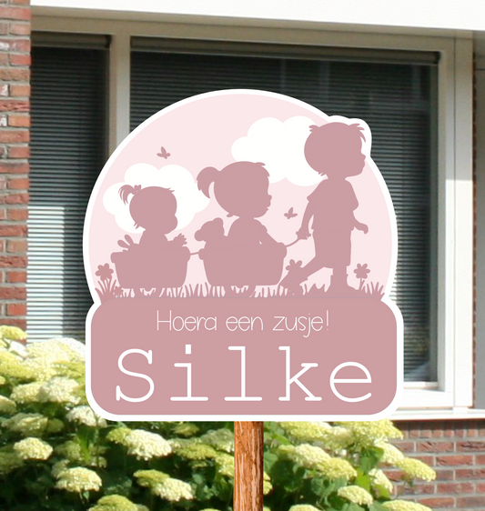 Geboortebord voor in de tuin met de silhouetten van een broer met 2 zusjes