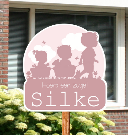 Geboortebord voor in de tuin met de silhouetten van een broer broertje en zusje.