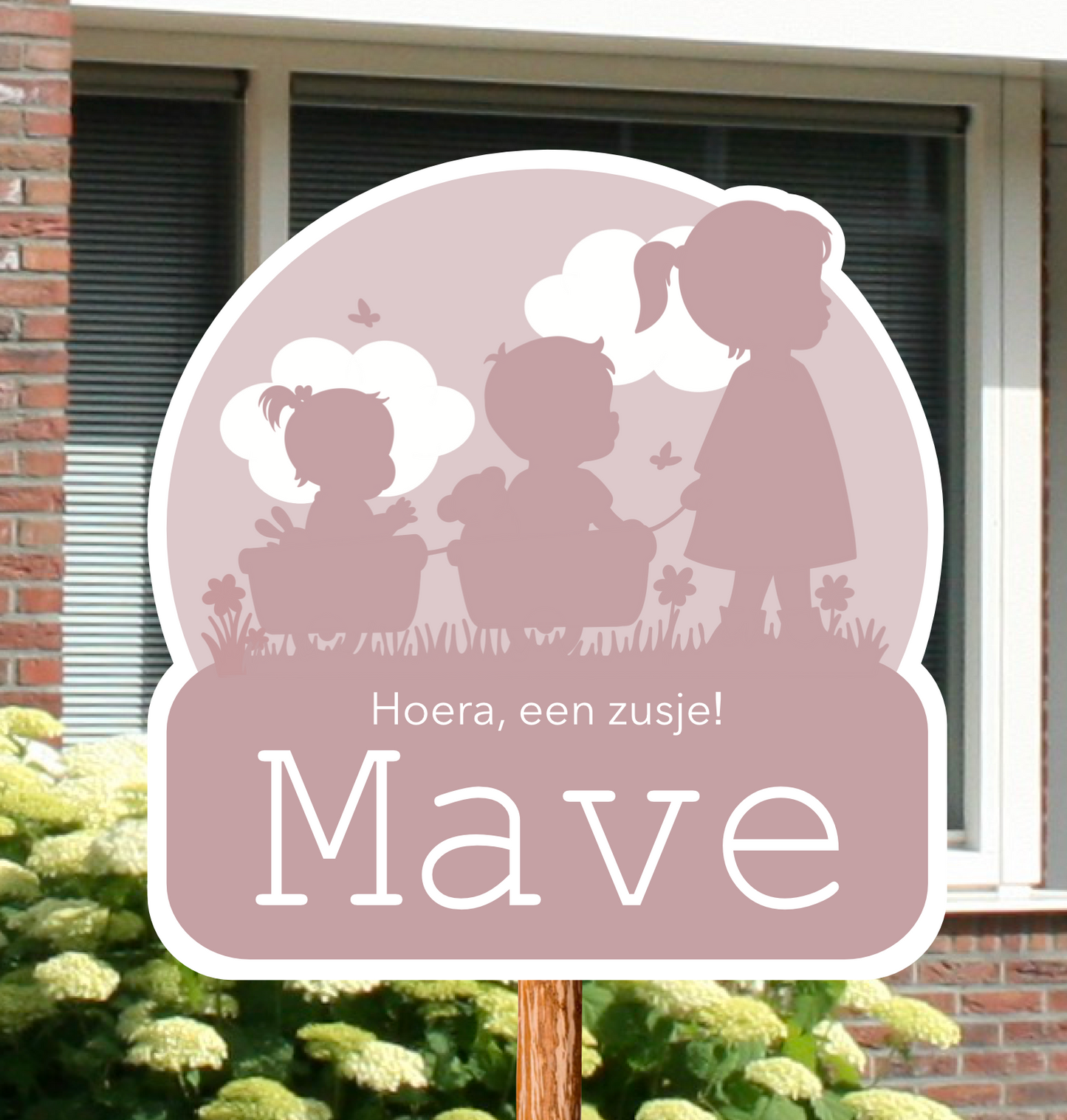 Geboortebord voor in de tuin met de silhouetten van een zus, broertje en zusje.