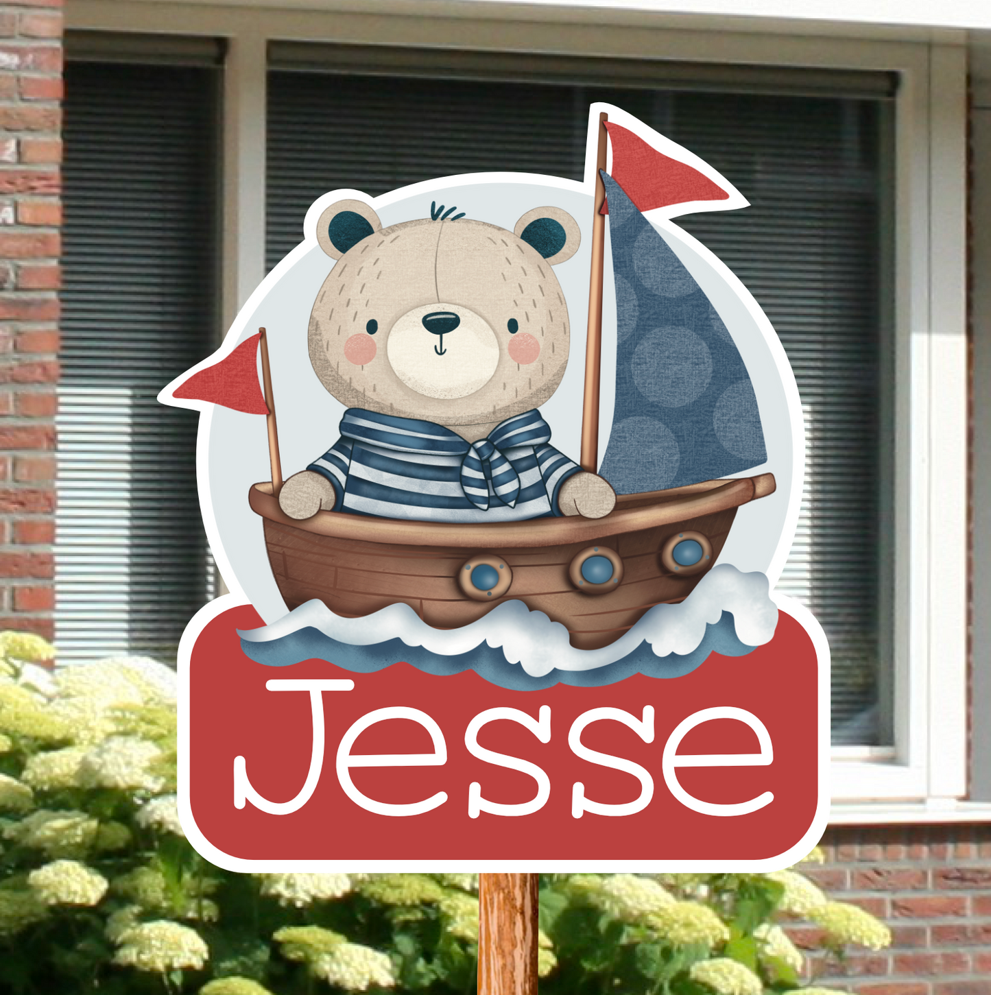 Geboortebord voor in de tuin met naam en de afbeelding van een beer in een bootje.