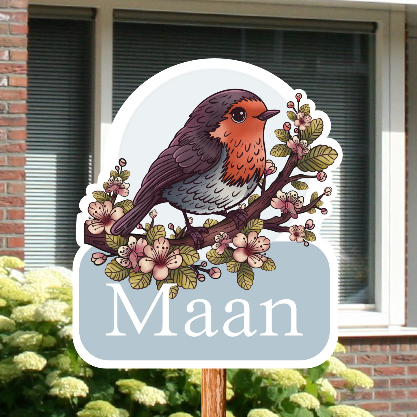 Geboortebord voor in de tuin met naam en de afbeelding van een roodborstje op een bloesemtak.