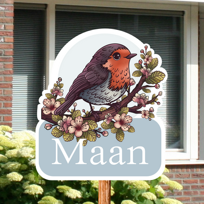 Geboortebord voor in de tuin met naam en de afbeelding van een roodborstje op een bloesemtak.