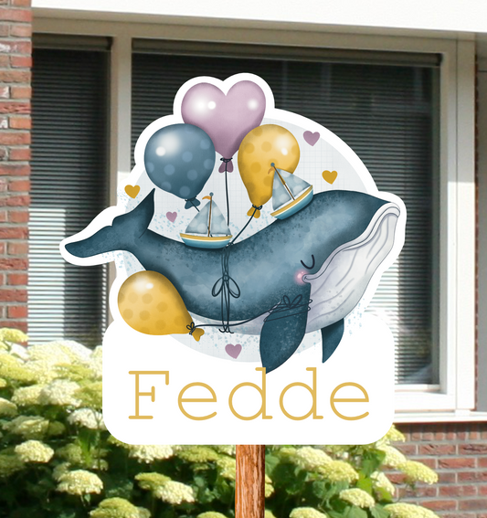 Geboortebord voor in de tuin met naam en de afbeelding van een walvis met ballonnen.