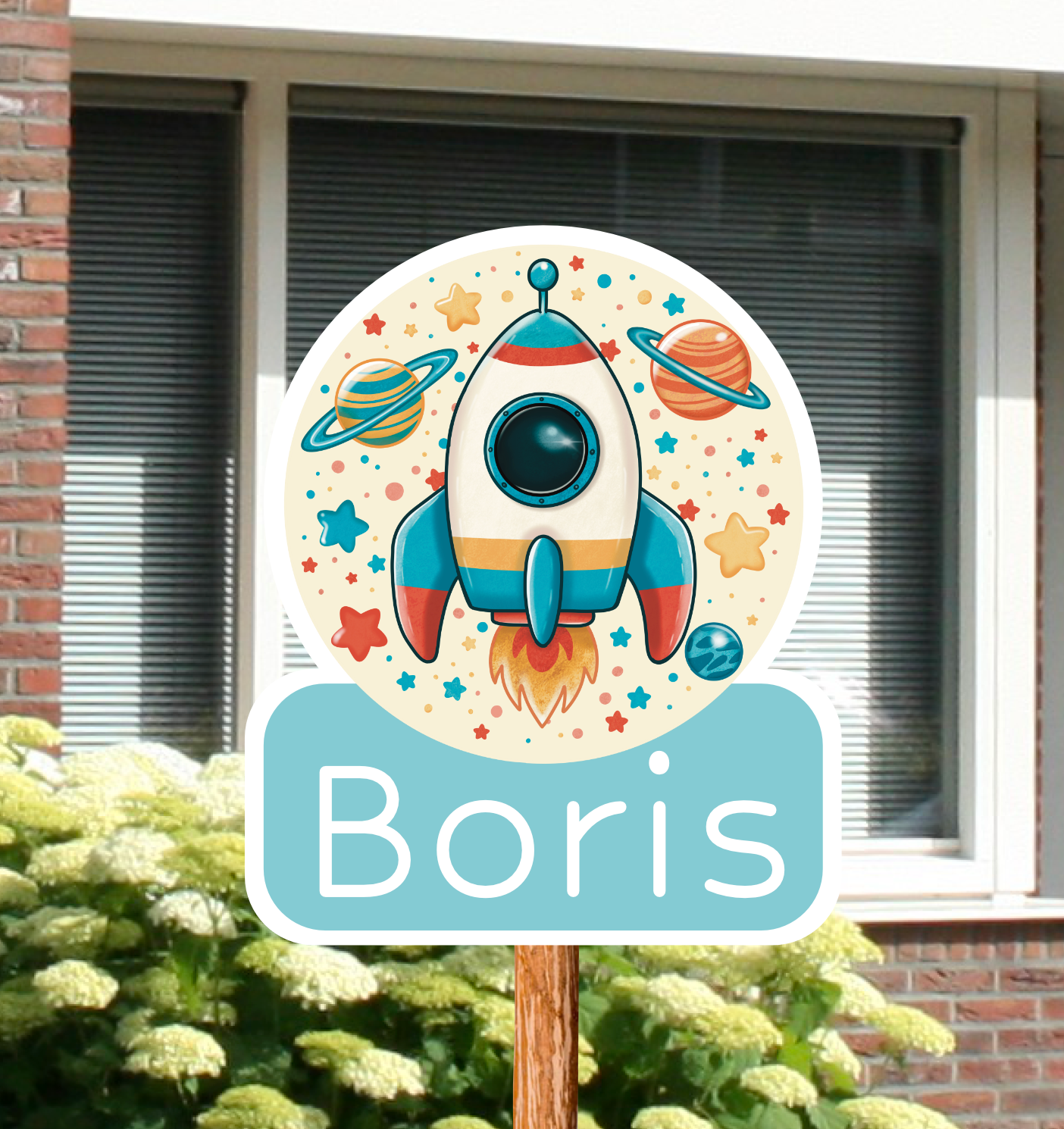 Geboortebord voor in de tuin met de afbeelding van een raket in de ruimte.
