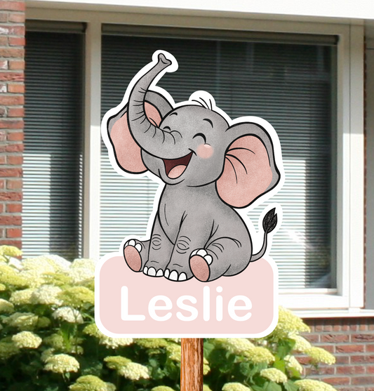 Geboortebord voor in de tuin met de afbeelding van een olifant gepersonaliseerd met naam.