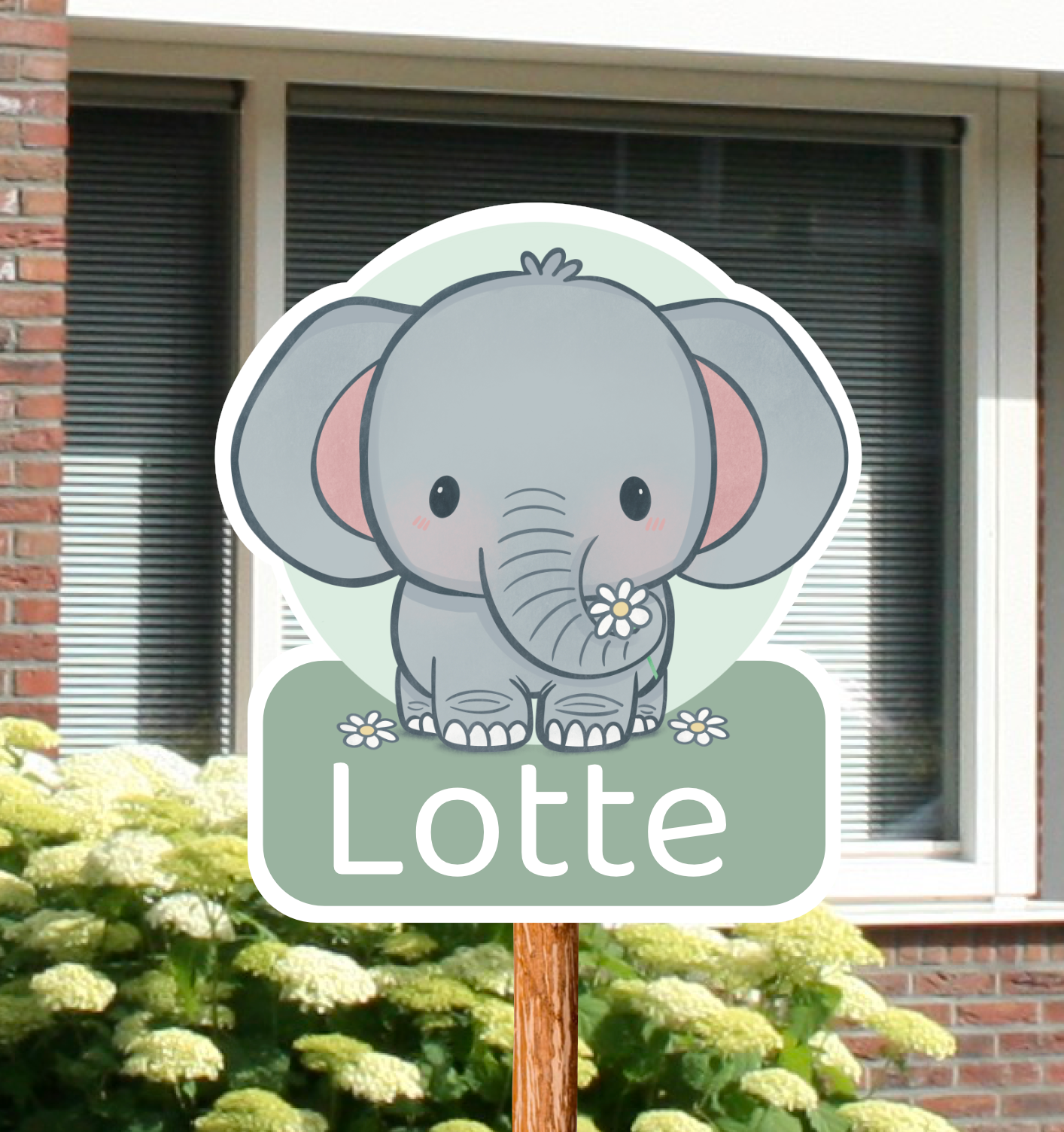 Geboortebord voor in de tuin met naam en afbeelding van een van een olifantje