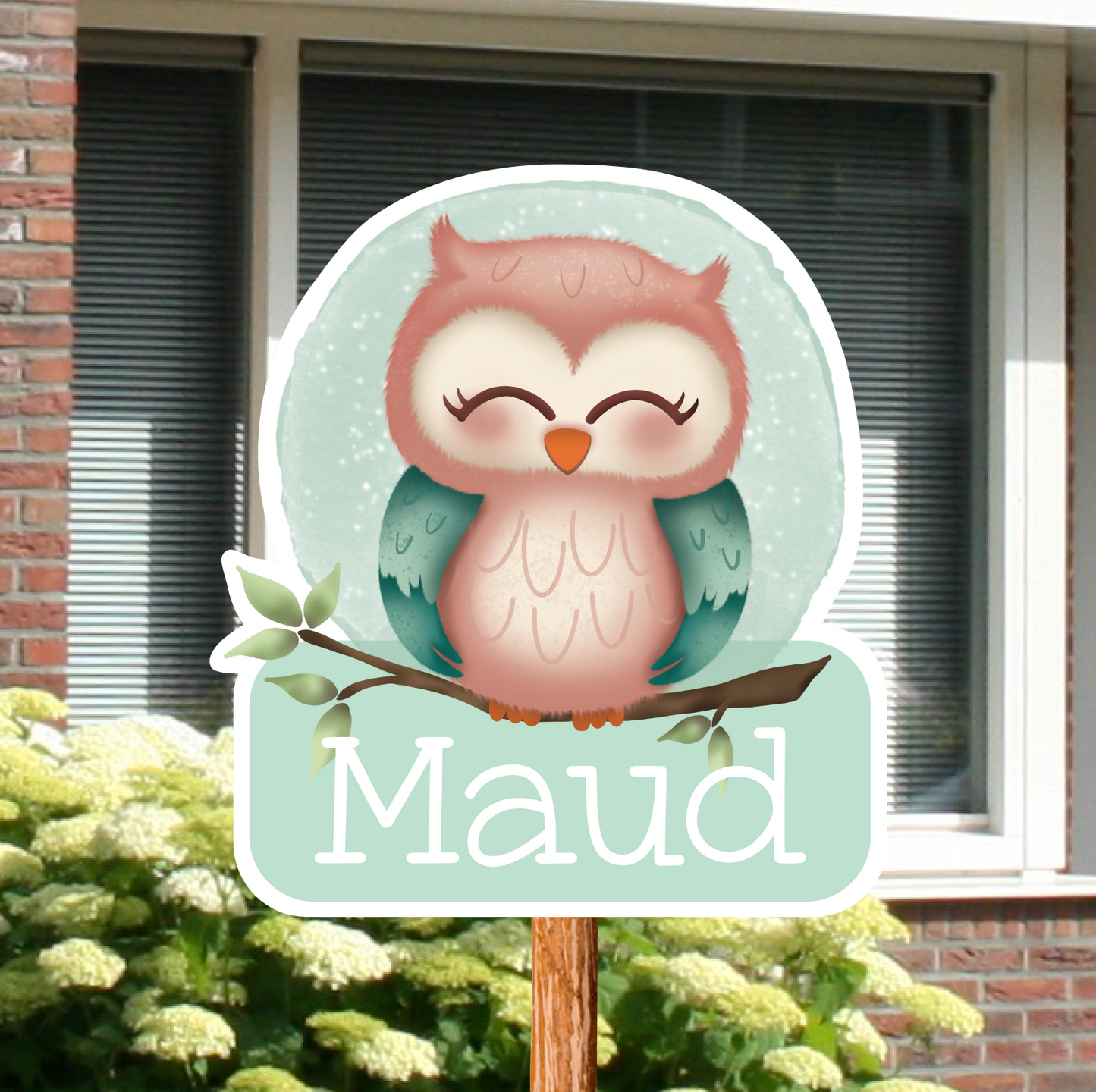 Geboortebord voor in de tuin met naam en de afbeelding van een uiltje