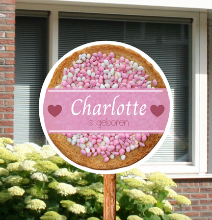 Geboortebord voor in de tuin van beschuit met muisjes  gepersonaliseerd met naam en geboortedatum, voor de geboorte van een meisje.