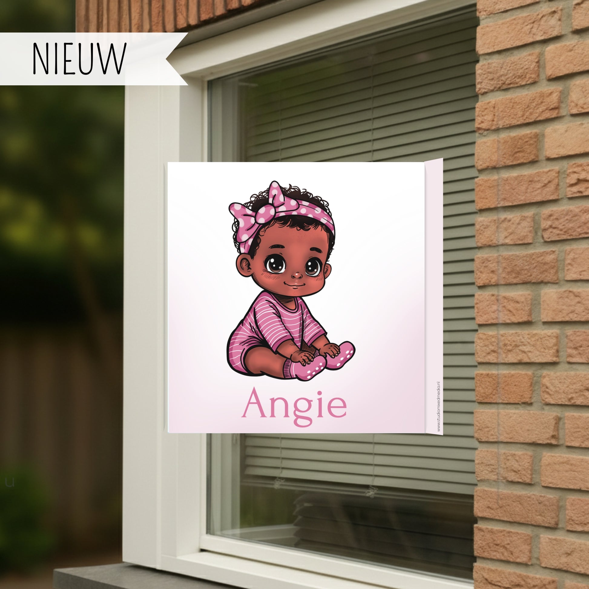 Geboortebord voor op het raam met een schattig meisje, gepersonaliseerd met naam
