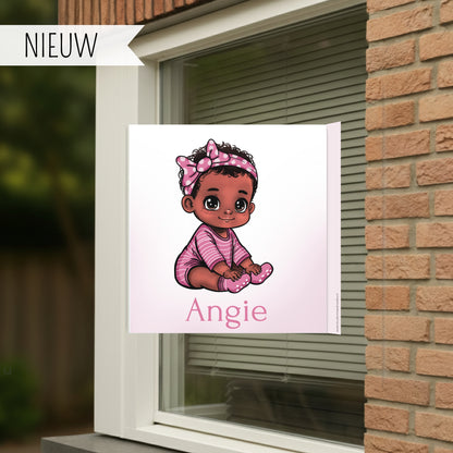 Geboortebord voor op het raam met een schattig meisje, gepersonaliseerd met naam