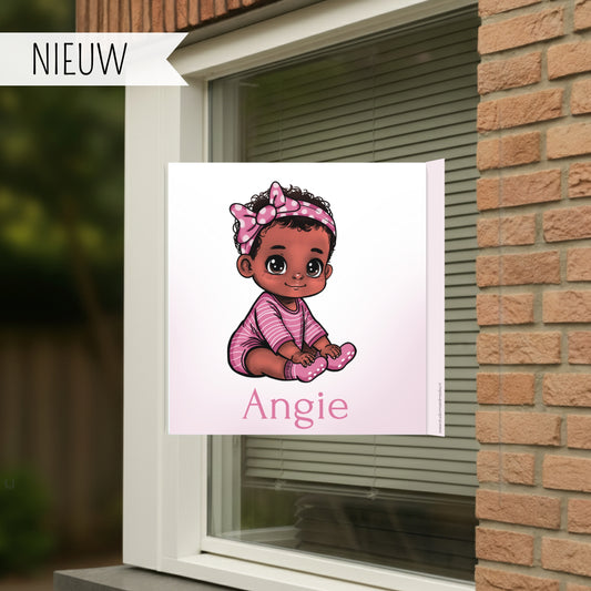 Geboortebord voor op het raam met een schattig meisje, gepersonaliseerd met naam
