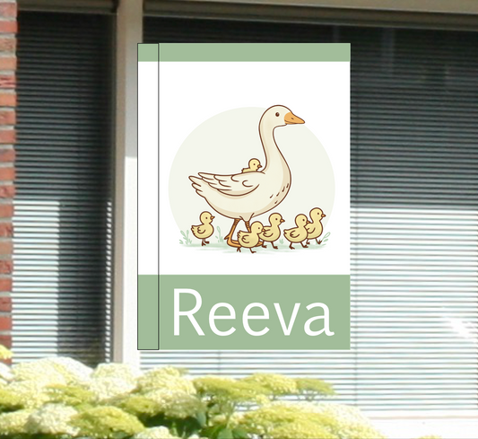 Geboortebord voor op het raam met naam en de afbeelding van een gans met kuikens.