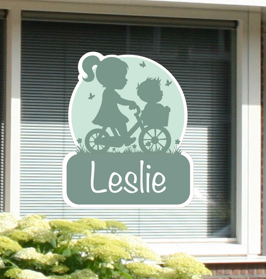 Geboortesticker met silhouet van een Zus met haar broertje gepersonaliseerd met naam.