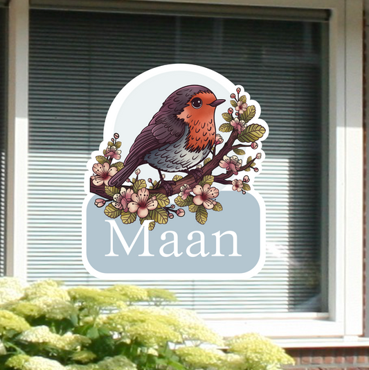 Geboortesticker voor op het raam met naam en de afbeelding van een roodborstje.