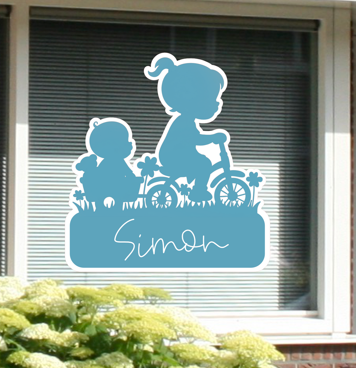 Geboortesticker voor in de tuin , met naam en de silhouet van een broertje en zusje.
Gepersonaliseerd met naam.