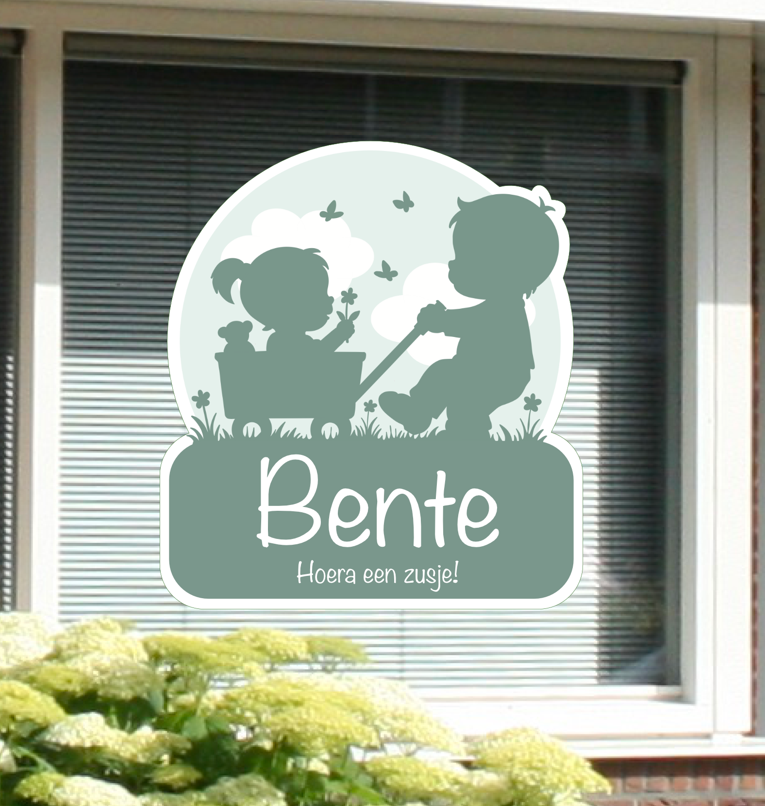 Geboortesticker met silhouet van een Zusje met haar broer gepersonaliseerd met naam.