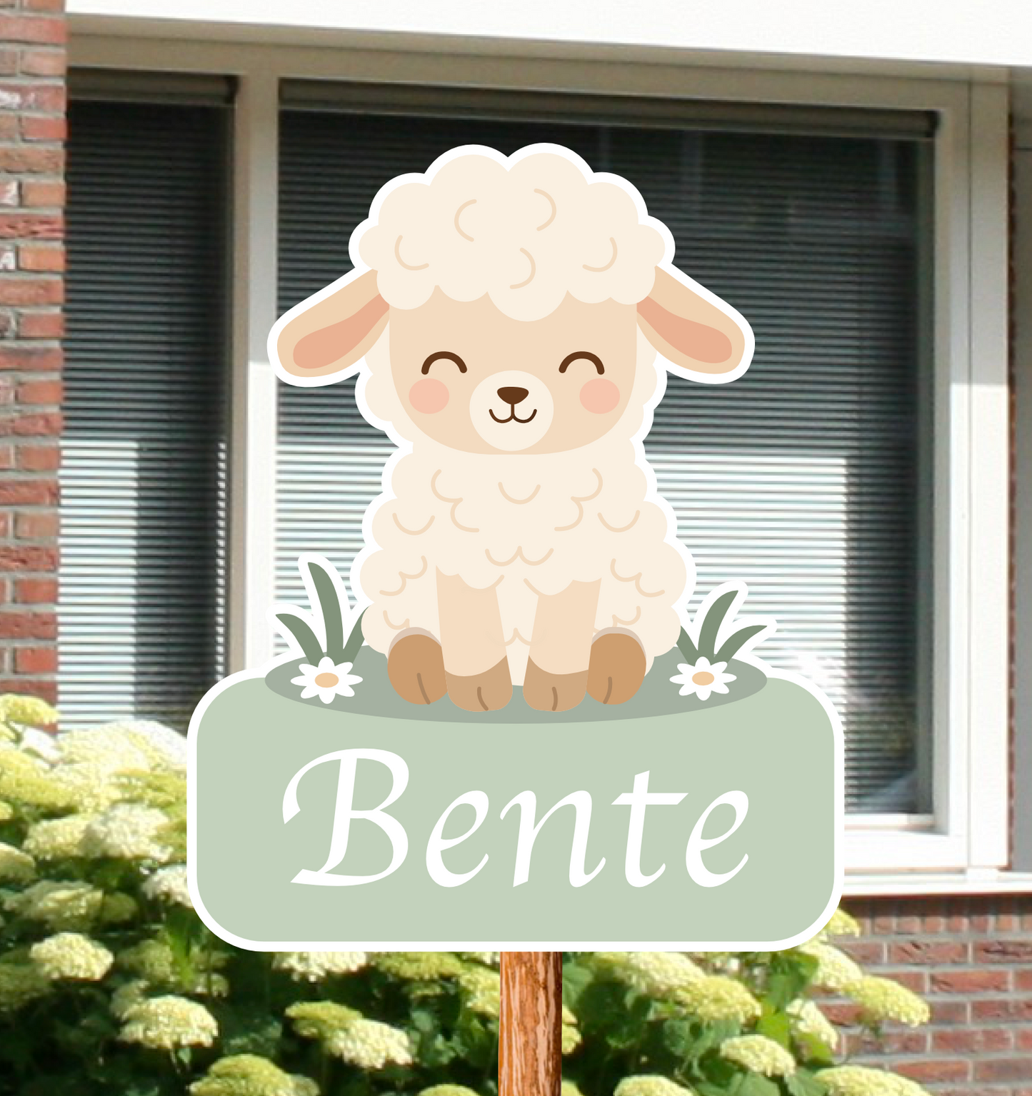 Geboortebord voor in de tuin met naam en de afbeelding van een schaap