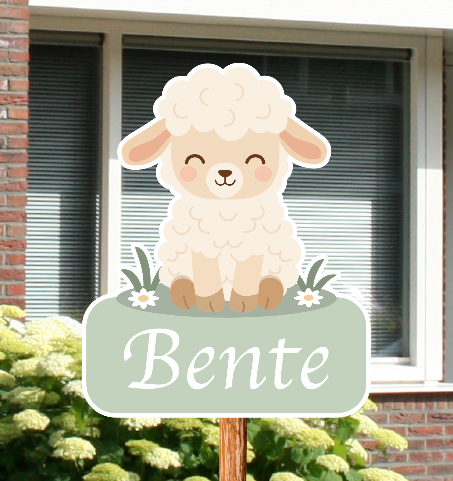 Geboortebord voor in de tuin met naam en de afbeelding van een schaap