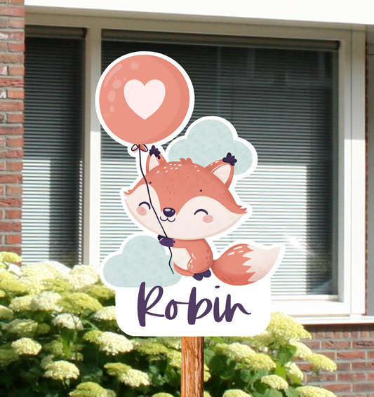 Geboortebord voor in de tuin van een vosje zwevend aan een ballon.