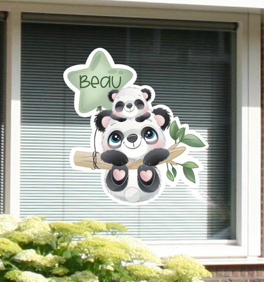 Geboortesticker met naam, en de illustratie van een pandabeer.