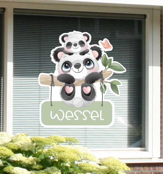 Geboortesticker met naam en de afbeelding van een lief pandabeertje.