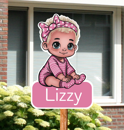 Geboortebord voor in de tuin van een blanke baby, een meisje. Gepersonaliseerd met naam.