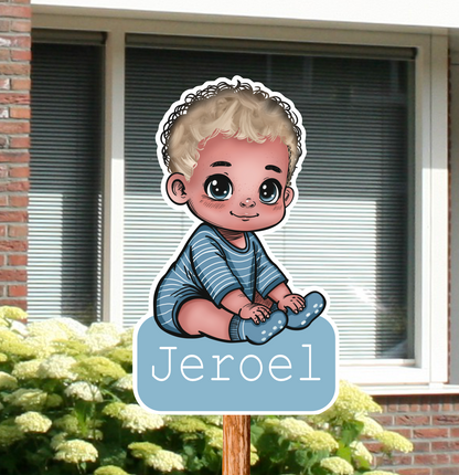 Geboortebord voor in de tuin van een bruine baby, een jongen. Gepersonaliseerd met naam.