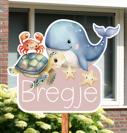 Geboortebord voor in de tuin, met een walvis, schildpad en krab.