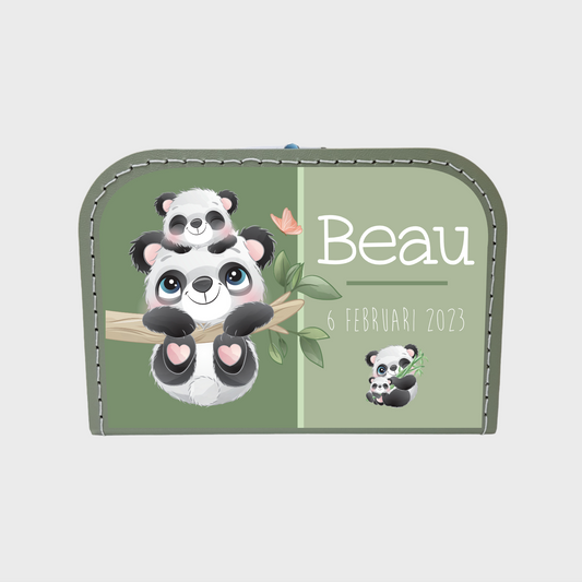 Geboortekoffertje met een panda en baby panda erop. Het koffertje is in de kleur saliegroen en gepersonaliseerd met naam.