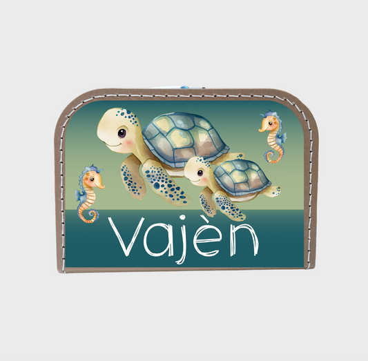 Geboortekoffertje met naam en de afbeelding van een schildpad. Het koffertje is in de kleur craft.